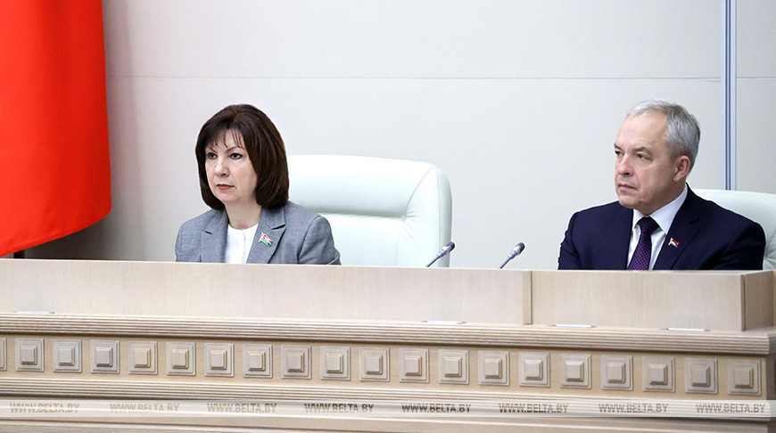 Председатель Совета Республики Наталья Кочанова и глава Администрации Президента Игорь Сергеенко