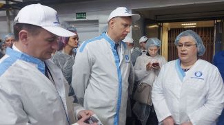 Дмитрий Крутой (в центре). Фото посольства Беларуси в России