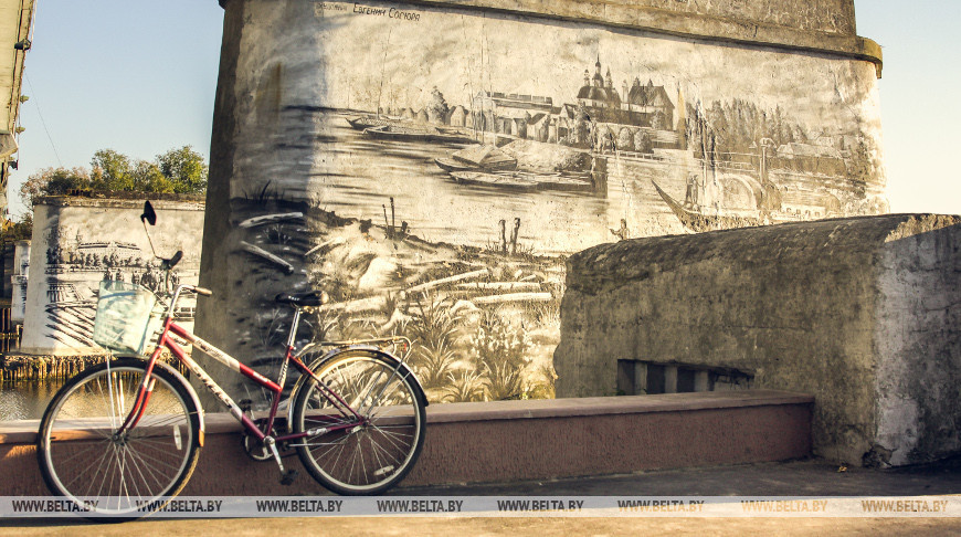 Опоры старого моста через Пину, расписанные художником Евгением Сосюрой. Фото из архива