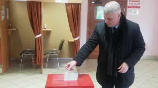 Алексей Неверов во время голосования