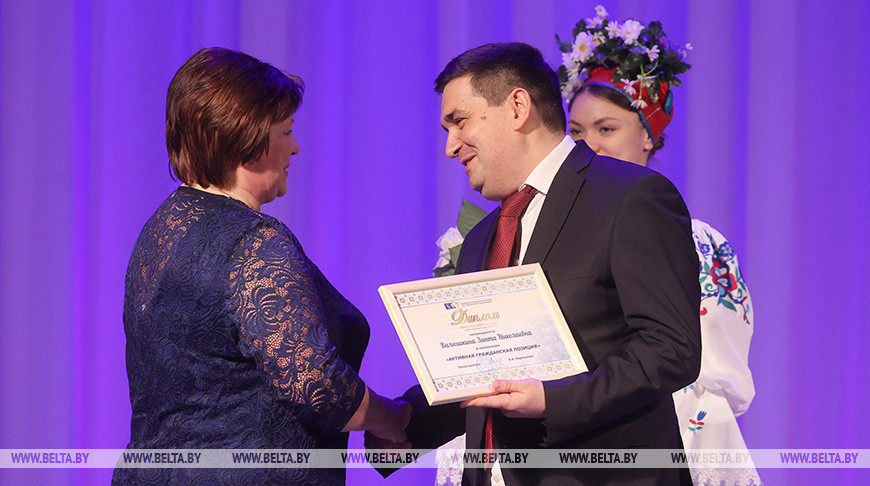 Начальник УВД Витебского облисполкома Андрей Любимов награждает лауреата конкурса Зинту Валюшкину