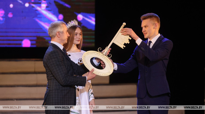 Председатель Витебского горисполкома Николай Орлов вручает символический ключ молодежи Витебщины