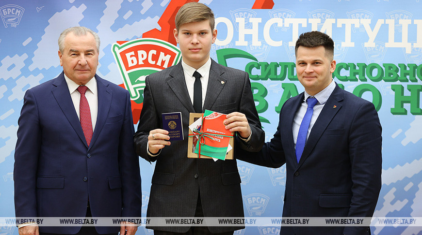 Петр Миклашевич и Александр Лукьянов вручают паспорт и памятные подарки Игнату Калиненко