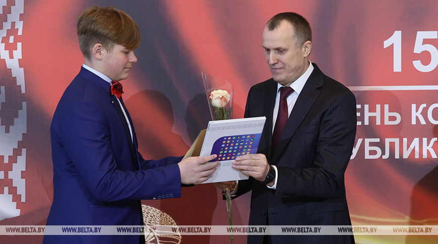 Анатолий Исаченко во время вручения паспортов
