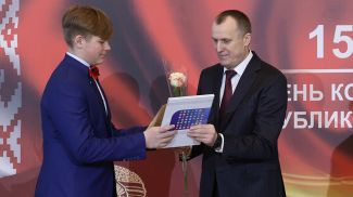 Анатолий Исаченко во время вручения паспортов