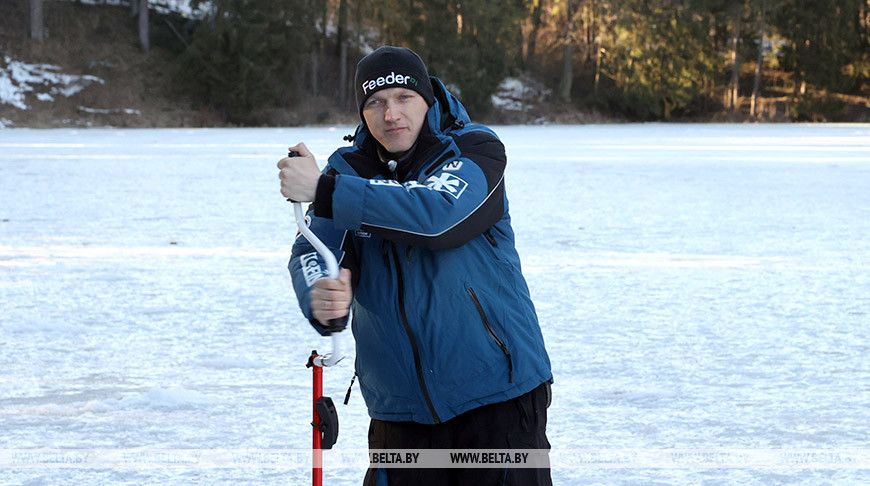 Алексей Юденков во время рыбалки на озере в Печерском лесопарке Могилева