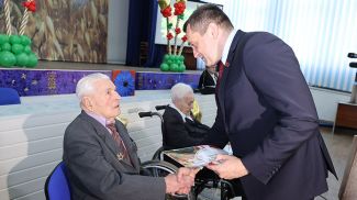 Александр Субботин поздравляет ветерана Великой Отечественной войны Ивана Зайцева