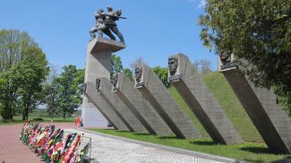 Мемориальный комплекс в д. Сычково в Бобруйском районе. Фото из архива