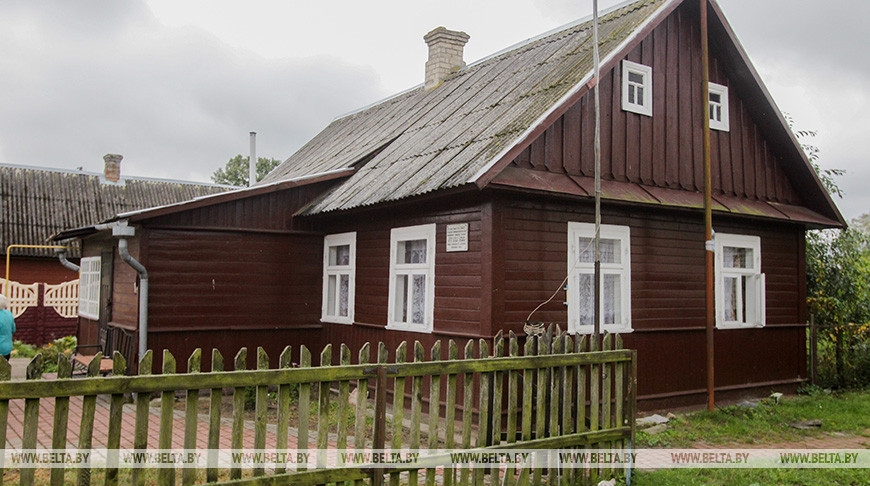 Дом, в котором родился Петр Климук в деревне Комаровка. Фото из архива
