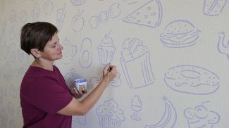 Преподаватель трудового обучения Людмила Ловцевич оформляет стены в столовой
