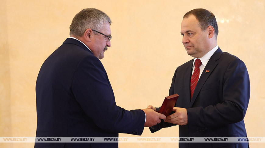 Премьер-министр Беларуси Роман Головченко вручает государственную награду Николаю Ильющенко