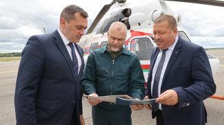 Александр Субботин, командир воздушного судна Илья Слезенко и Анатолий Линевич