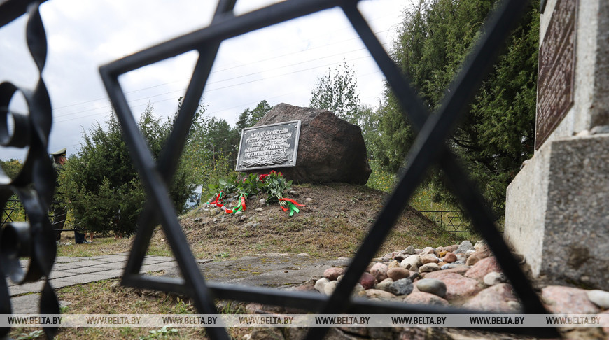 Мемориальный знак на месте расстрела мирных жителей в урочище Бронная гора. Фото из архива