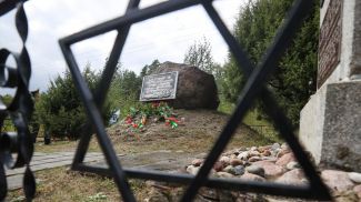 Мемориальный знак на месте расстрела мирных жителей в урочище Бронная гора. Фото из архива
