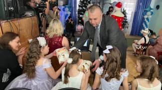 Игорь Брыло поздравил воспитанников бобруйского детского дома. Фото Минсельхозпрода