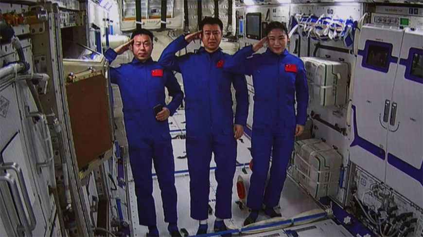 Члены экипажа космического корабля "Шэньчжоу-14". Фото Синьхуа