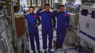 Члены экипажа космического корабля &quot;Шэньчжоу-14&quot;. Фото Синьхуа