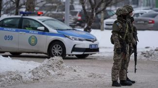 Полиция и военные на блок-посту в Нур-Султане, Казахстан. Фото Reuters