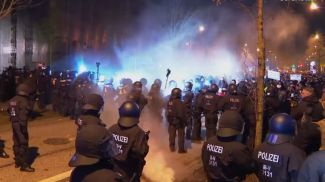 Во время протестов. Скриншот из видео Euronews