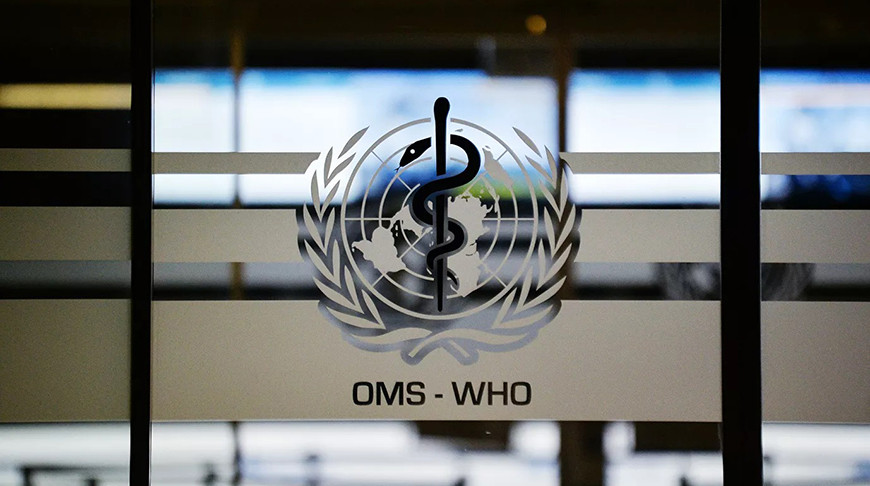 Эмблема Всемирной организации здравоохранения на дверях штаб-квартиры. Фото РИА Новости