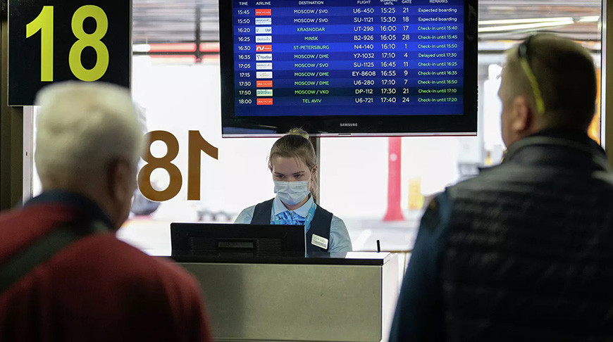 Сотрудница авиакомпании возле выхода на посадку в Международном аэропорту Сочи. Фото из архива РИА Новости