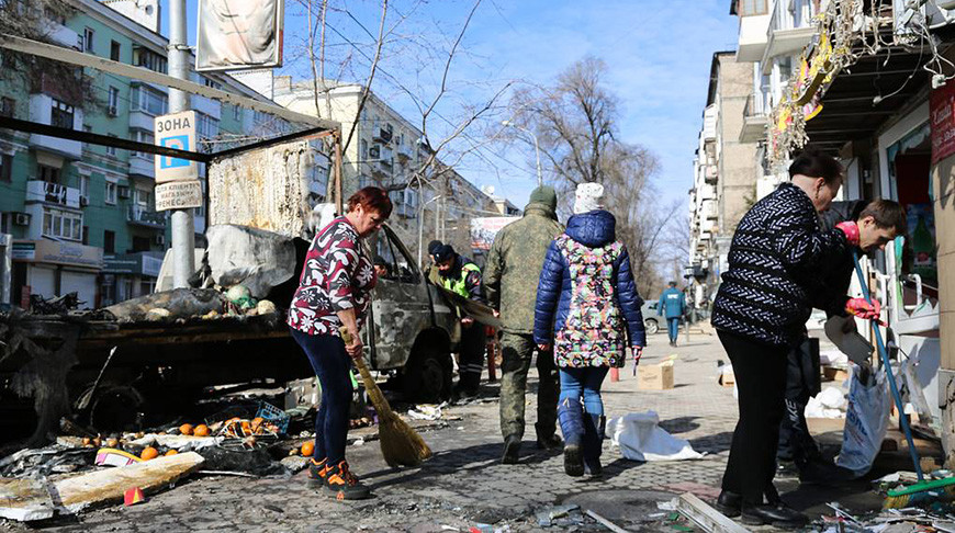 Последствия падения обломков ракеты "Точка-У" в Донецке, 14 марта 2022 года. Фото ТАСС