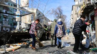 Последствия падения обломков ракеты &quot;Точка-У&quot; в Донецке, 14 марта 2022 года. Фото ТАСС