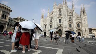 Туристы в Милане. Фото из архива AP Photo