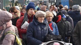 Беженцы из Украины переходят границу с Польшей. Фото УВКБ