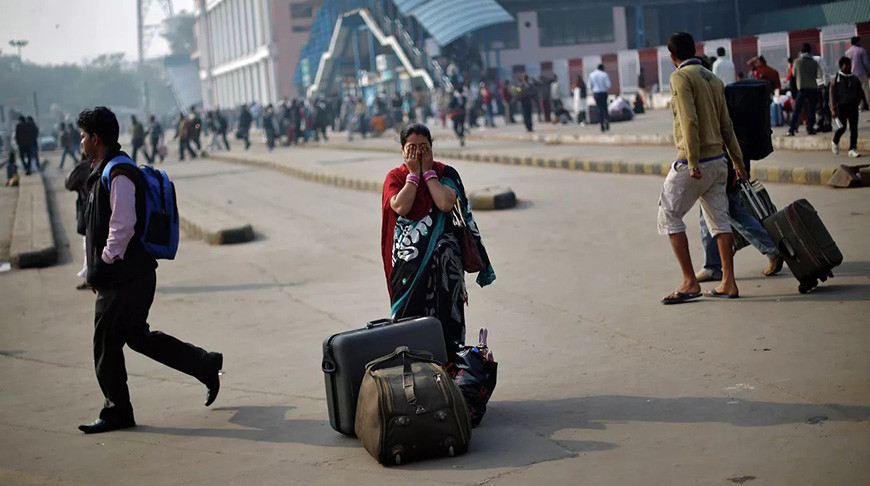 Женщина в ожидании общественного транспорта во время общенациональной забастовки в Индии. Фото Reuters