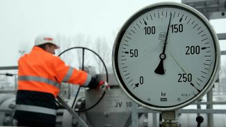 Рабочий на газохранилище в Гронау, Германия. Фото AP Photo