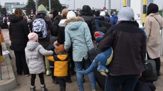 Беженцы из Украины въезжают в Польшу через погранпереход Медыка. Фото из архива ООН