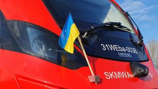 Поезд с украинским флагом. Фото из Facebook-аккаунта skm.warszawa