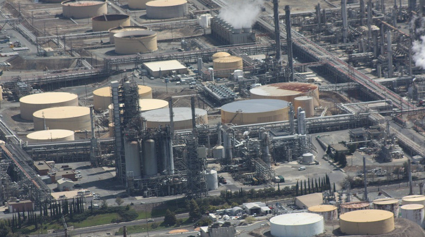 Нефтеперерабатывающий завод. Фото Pixabay