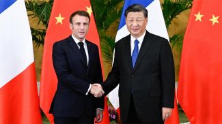 Президент Франции Эммануэль Макрон и председатель КНР Си Цзиньпин. Фото Синьхуа