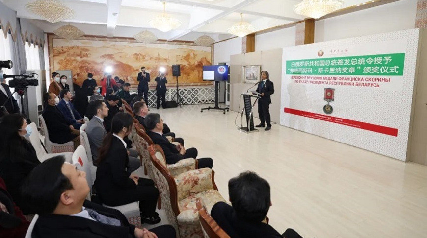 Во время вручения. Фото белорусской дипломатической миссии в КНР