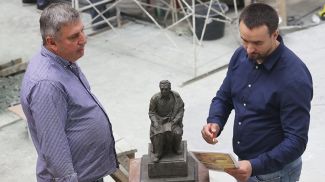 Авторы проекта по созданию памятника И.Шамякину (слева направо) Константин Костюченко и Владимир Пипин
