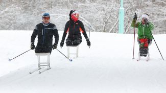 Белорусские паралимпийцы тренируются на лыжероллерной трассе в Веснянке