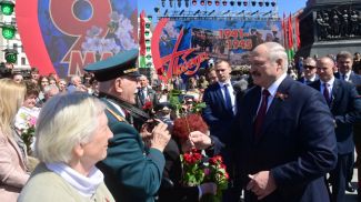 Александр Лукашенко во время церемонии на площади Победы, 9 мая 2022 года