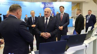 Александр Лукашенко во время посещения выставки