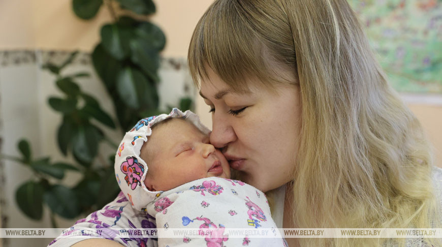 В Витебском областном клиническом роддоме поздравили мам, родивших малышей 15 января - в день 85-летия Витебской области