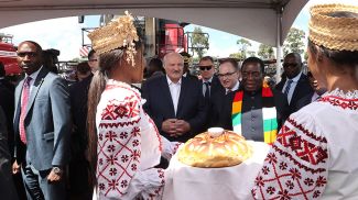 Президент Беларуси Александр Лукашенко и Президент Зимбабве Эммерсон Мнангагва приняли участие в церемонии передачи белорусской техники зимбабвийским аграриям