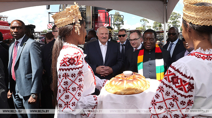Президент Беларуси Александр Лукашенко и президент Зимбабве Эммерсон Мнангагва приняли участие в церемонии передачи белорусской техники зимбабвийским аграриям