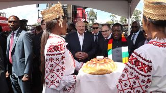 Президент Беларуси Александр Лукашенко и президент Зимбабве Эммерсон Мнангагва приняли участие в церемонии передачи белорусской техники зимбабвийским аграриям