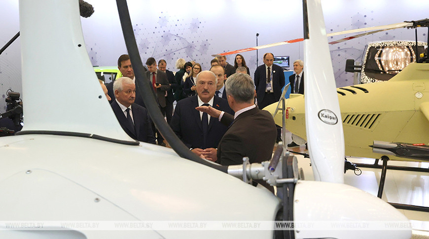 Александр Лукашенко во время посещения выставки научно-технических достижений "Беларусь интеллектуальная" в январе 2023 года