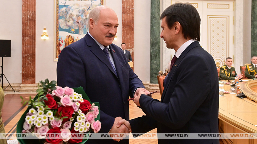Александр Лукашенко вручил дипломы доктора наук и аттестаты профессора научным и научно-педагогическим работникам