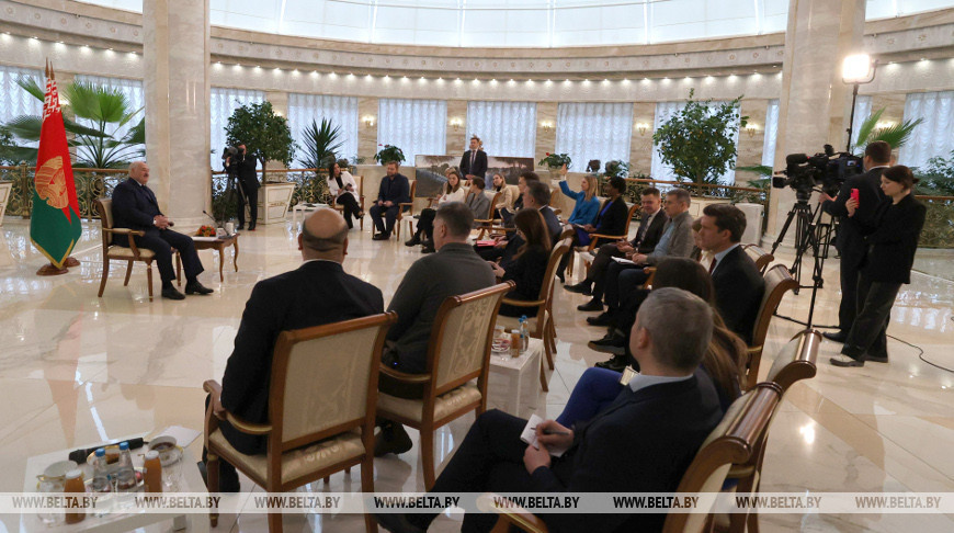 Александр Лукашенко во время встречи с представителями зарубежных и белорусских СМИ
