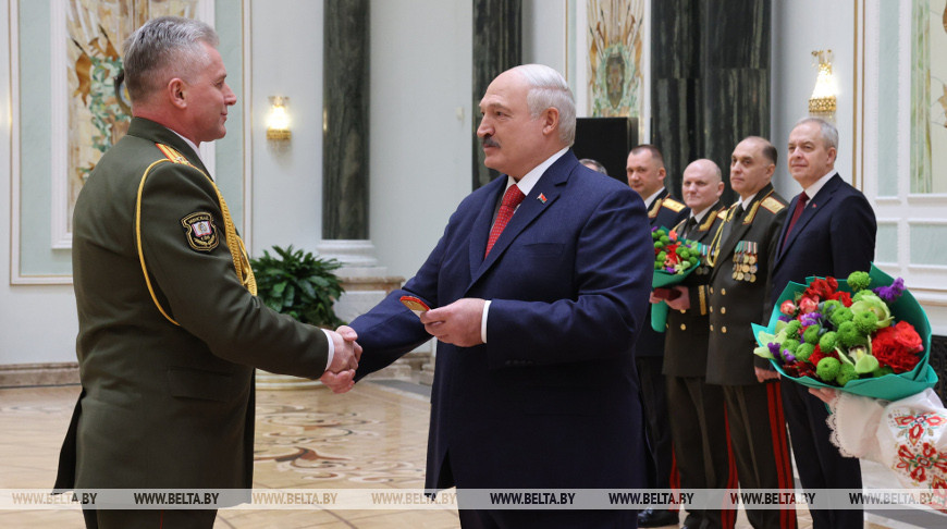 Александр Лукашенко вручает погоны генерал-майора Андрею Горбатенко