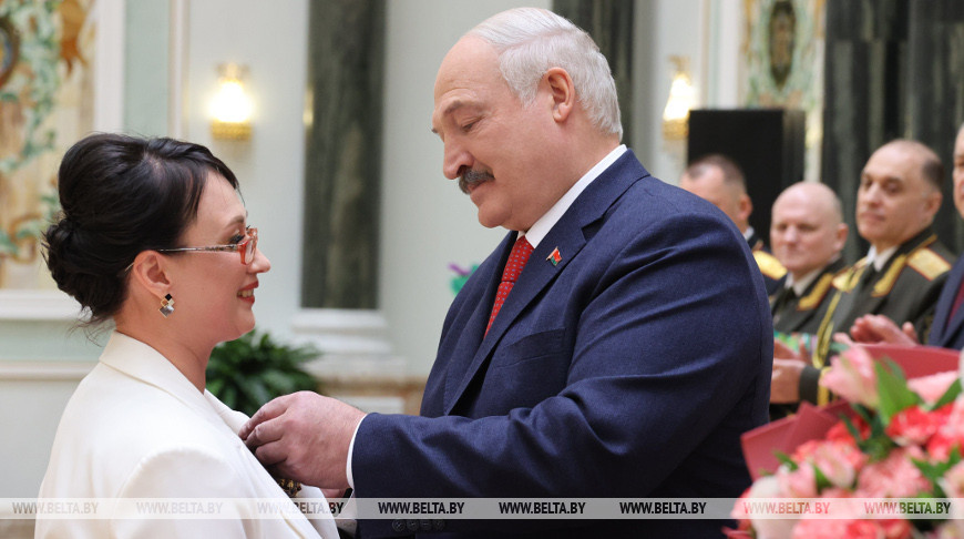 Александр Лукашенко вручает орден Матери Марии Корвин-Кучинской во время торжественной церемонии 7 марта во Дворце Независимости