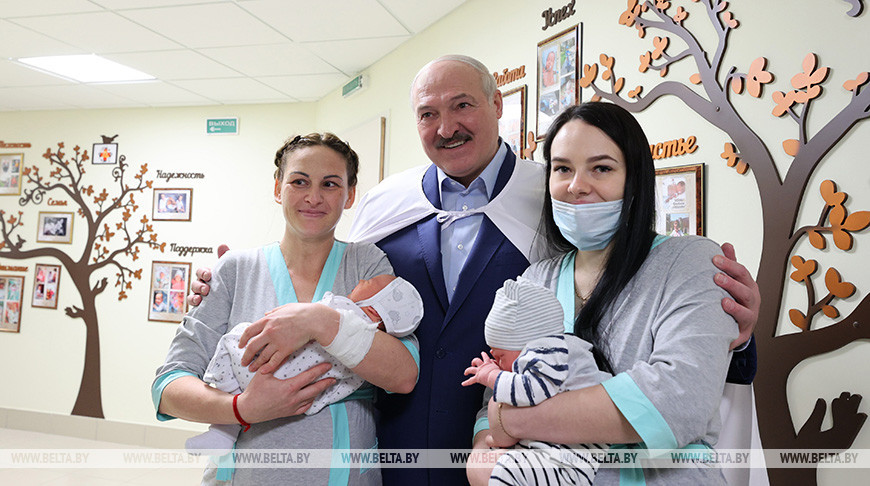 Президент Беларуси Александр Лукашенко посетил республиканский научно-практический центр "Мать и дитя", декабрь 2021 года